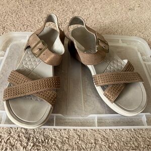 dansko Women's Cindy Flat Metallic Gold Sandal Size 38